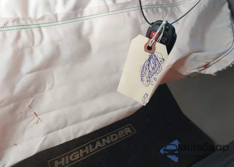 2017 Toyota Highlander Le Plus z USA, uszkodzony, nr VIN 5TDZZRFHXHS214257